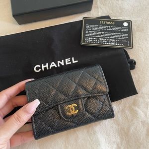 CHANEL - Black caviar leather flap card holder